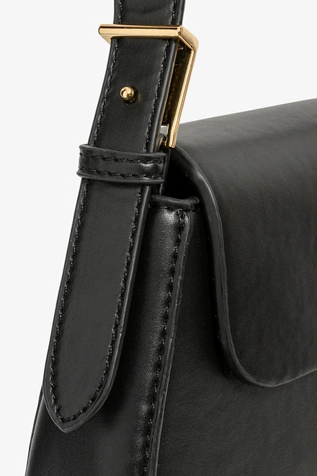 Τσάντα ώμου σε όψη δερματίνης